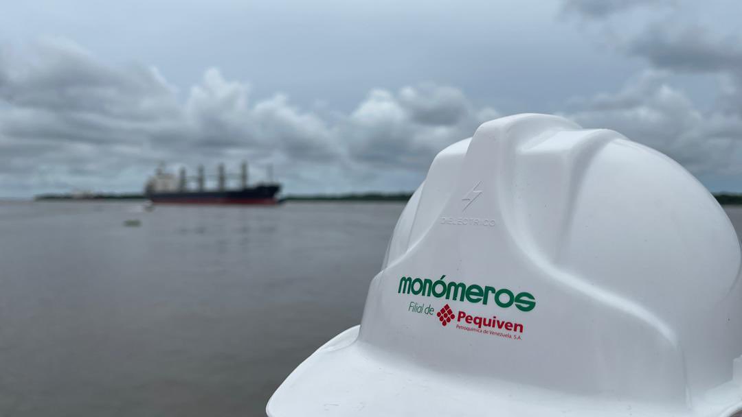 AABenedetti's tweet photo. Ya llegó a Barranquilla, al muelle 1 de Monómeros, el buque con más de 16 mil toneladas de urea, a 600 dólares la tonelada. Es una gran noticia para los campesinos, porque se ahorrarán 100 dólares por tonelada. @petrogustavo @monomerossa https://t.co/hyzcKKKkOe