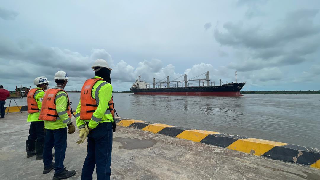 AABenedetti's tweet photo. Ya llegó a Barranquilla, al muelle 1 de Monómeros, el buque con más de 16 mil toneladas de urea, a 600 dólares la tonelada. Es una gran noticia para los campesinos, porque se ahorrarán 100 dólares por tonelada. @petrogustavo @monomerossa https://t.co/hyzcKKKkOe