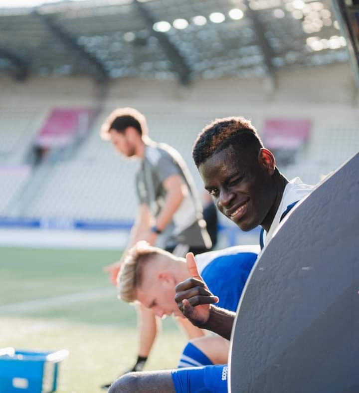 MarcGorvensBap2's tweet photo. L'attaquant international haïtien @PrunierMondy peut désormais jouer pour le @FCVersaillesOff . En effet, la @FFF a réactivé sa licence après avoir reçu son permis de travail par le ministère de l'intérieur.
#grenadye #alasooo https://t.co/SiCzDYeUfx