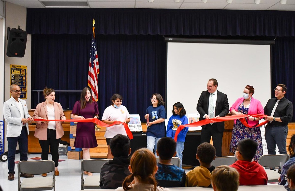 #ICYMI: Fred H. Rohr Elementary School unveiled its new art mural last week! bit.ly/3xpe5Oc