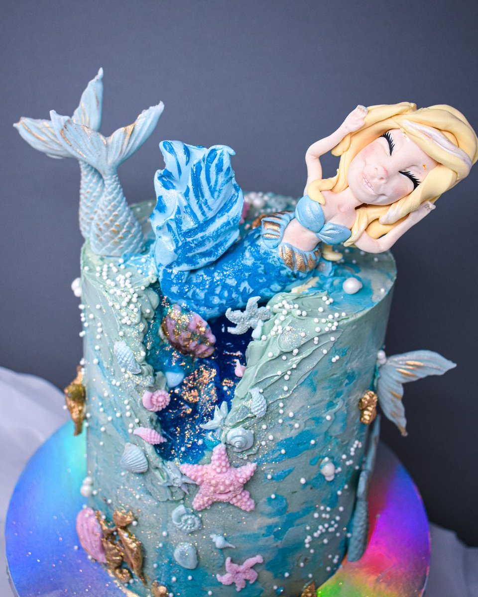 G R O W N  M E R M A I D
I always love when my customers ask me to create a cake that reflects the personality of their loved one. It's actually how my unique BLUSH (Beautiful, Loved, Unique, Special, Human) method of design started. 

Dana asked me to make a cake for her friend