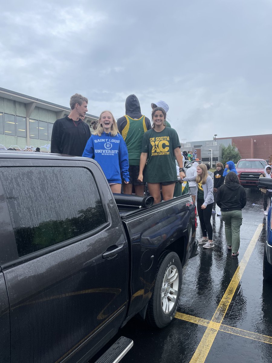 sms_tf's tweet photo. SMSXC #RaiderRunners getting ready for a wet Homecoming parade. https://t.co/6tqMFaYLEM