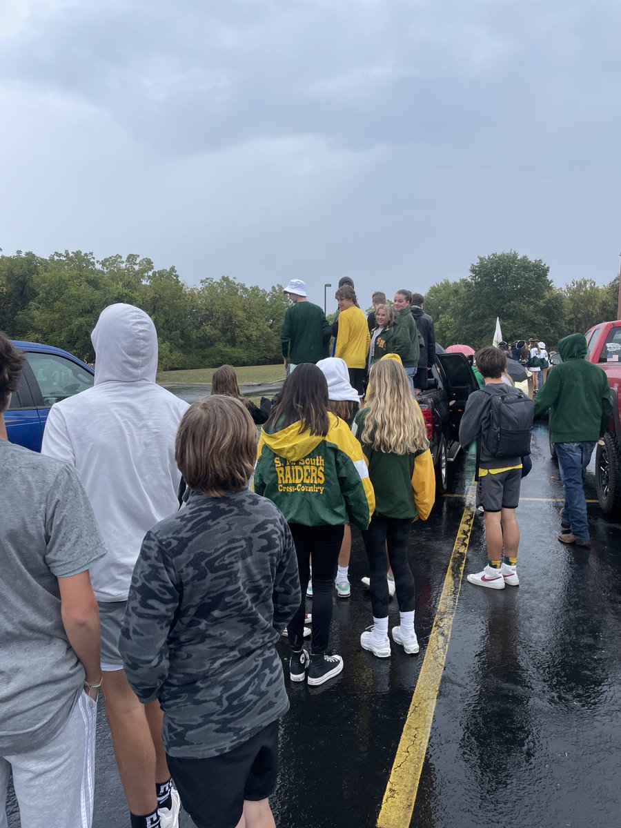 sms_tf's tweet photo. SMSXC #RaiderRunners getting ready for a wet Homecoming parade. https://t.co/6tqMFaYLEM