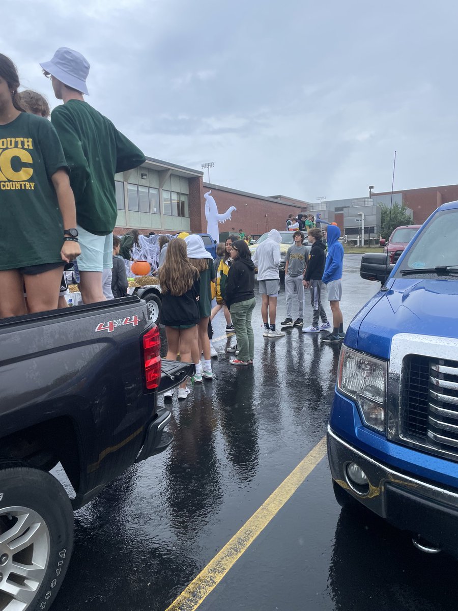 sms_tf's tweet photo. SMSXC #RaiderRunners getting ready for a wet Homecoming parade. https://t.co/6tqMFaYLEM