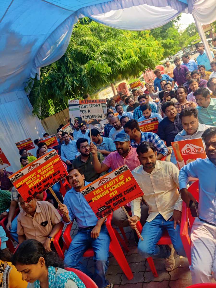 alashshukla's tweet photo. #SaveGraminBanks

शायद आप लोगों को पता ना हो पर आज देश के सभी ग्रामीण बैंकों में स्ट्राइक रखी गई थी यह स्ट्राइक जिन कारणवश रखी गई थी उनमें कुछ मुख्य कारणों को समझते हैं।

🔸️ सरकार ग्रामीण बैंकों का IPO लाना चाहती है और हमारा यह मानना है कि यह निजी करण की ओर एक कदम है। https://t.co/8UXSPTB1l4