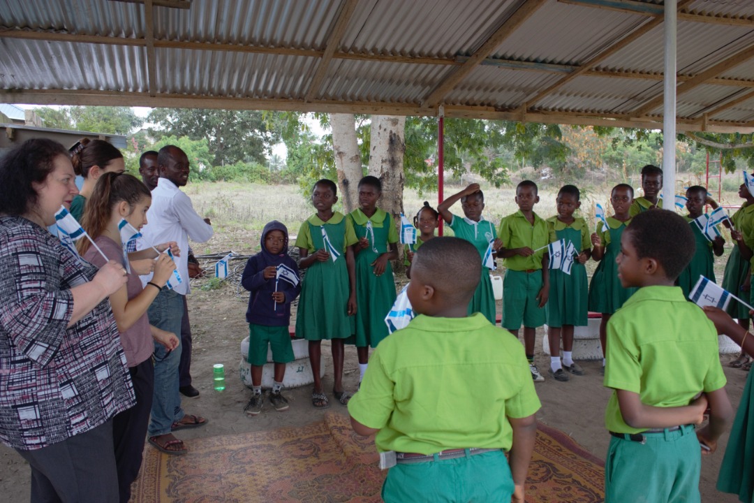 IsraelinGhana's tweet photo. For a couple of years now, we’ve had some amazing young Israelis volunteering their time and expertise to support children in the Winneba Community - #ProjectTen.
Yesterday, H. E. @ShlomitSufa visited the team to inspect some of their impacting projects and activities. https://t.co/ZajqY2ksFq