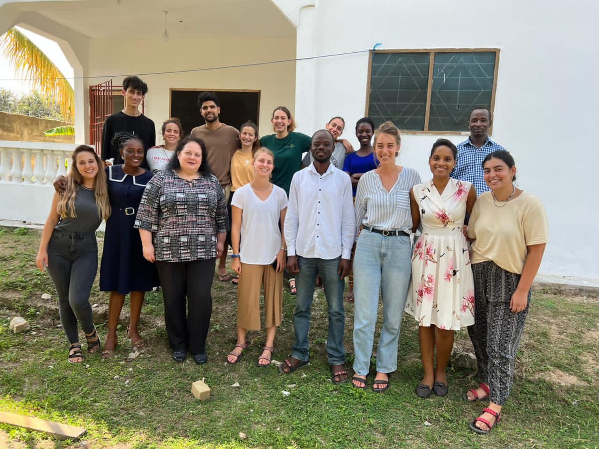 IsraelinGhana's tweet photo. For a couple of years now, we’ve had some amazing young Israelis volunteering their time and expertise to support children in the Winneba Community - #ProjectTen.
Yesterday, H. E. @ShlomitSufa visited the team to inspect some of their impacting projects and activities. https://t.co/ZajqY2ksFq