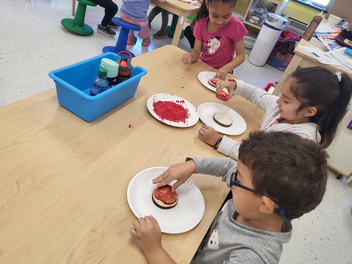 agent1979's tweet photo. Apples are here, Fall is in the air @Dale_City_ES
#Kindergartenrocks
#DCEStigers https://t.co/Nm7fy2zFw5