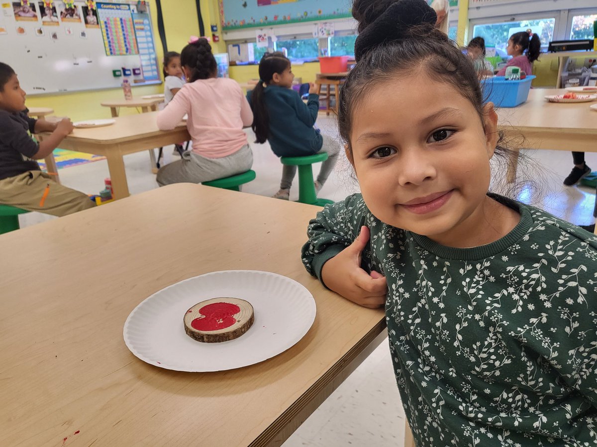 agent1979's tweet photo. Apples are here, Fall is in the air @Dale_City_ES
#Kindergartenrocks
#DCEStigers https://t.co/Nm7fy2zFw5