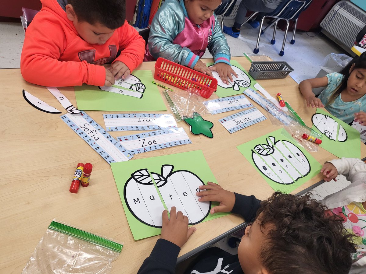 agent1979's tweet photo. Apples are here, Fall is in the air @Dale_City_ES
#Kindergartenrocks
#DCEStigers https://t.co/Nm7fy2zFw5