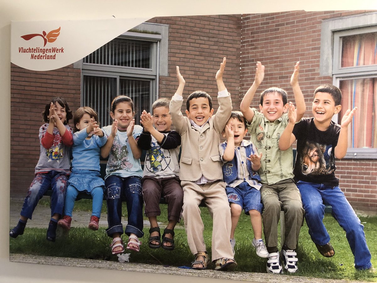 wmbakker's tweet photo. In aanloop naar open #azc dag (morgen) mooie gesprekken in #azc #Grave met o.a bewoner die na vele jaren #verblijfsvergunning kreeg, #woonbegeleider @COAnl en medewerker @VluchtelingWerk. https://t.co/50WLyxVWIO
