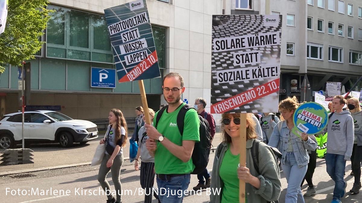 #Klimastreik: Zusammen mit #FridaysForFuture und @bundjugend_bw fordern wir von @RegierungBW , in eine erneuerbare Zukunft zu investieren, die #Verkehrswende umzusetzen und die #Transformation #sozialgerecht zu gestalten. #Klimakrise bund-bawue.de/service/presse…