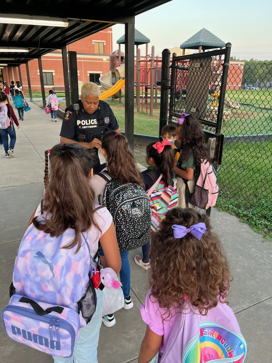 HISDPDCORE's tweet image. High Five at Daily Elementary.@HISDPolice @HoustonISD @HoustonISD @RayKDailyES