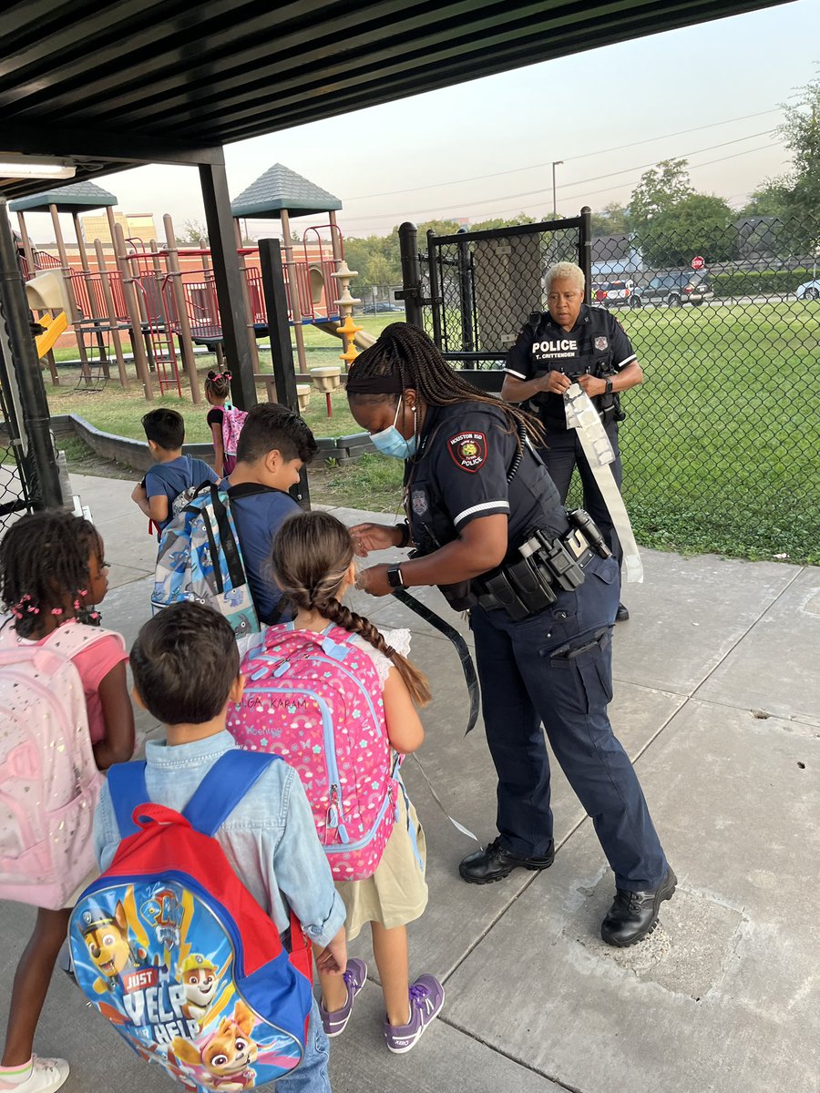 HISDPDCORE's tweet image. High Five at Daily Elementary.@HISDPolice @HoustonISD @HoustonISD @RayKDailyES