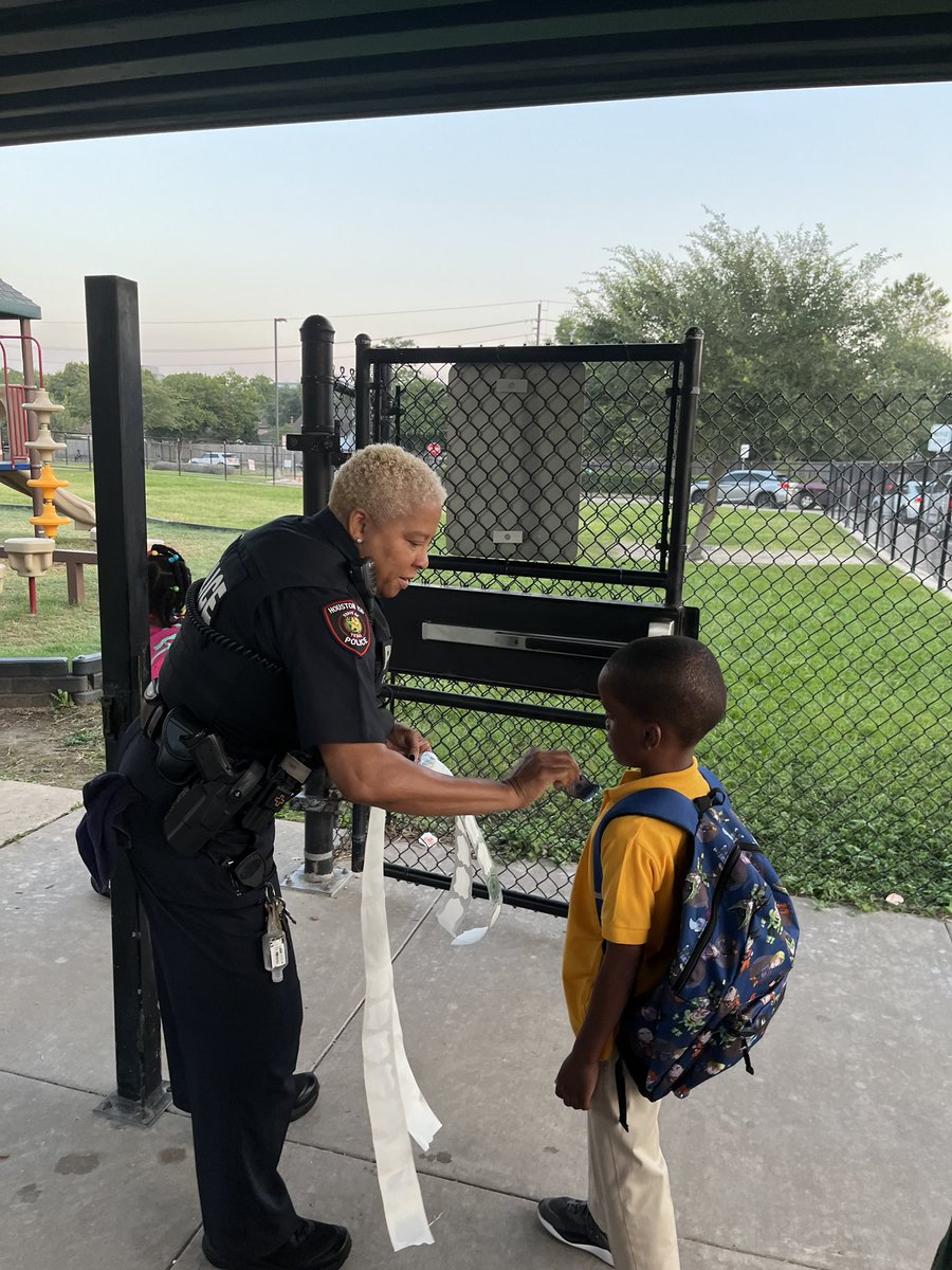 HISDPDCORE's tweet image. High Five at Daily Elementary.@HISDPolice @HoustonISD @HoustonISD @RayKDailyES