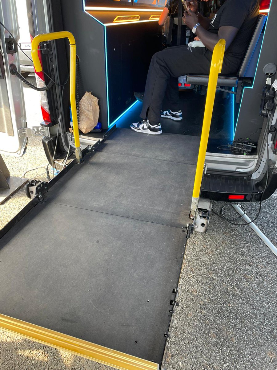 louiscarlVIgnon's tweet photo. 3/5 Le van utilitaire de Ford est conçu pour être accessible à tous les joueurs grâce à un élévateur pour fauteuils roulants, une rampe dépliante pour faciliter l'entrée et la sortie et des manettes et joysticks adaptés aux différents handicaps.
#CKBD #TransitGaming
⬇️ https://t.co/3U8M6v7wqK