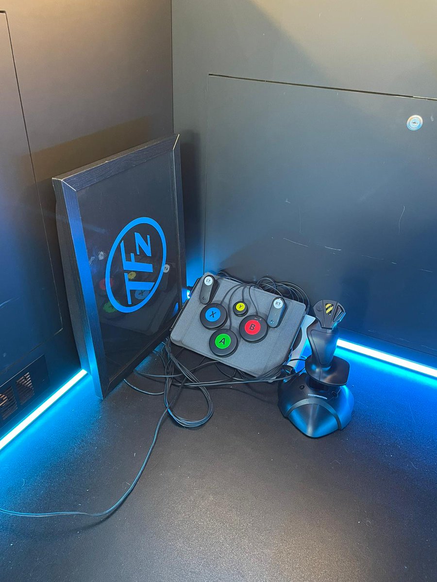 louiscarlVIgnon's tweet photo. 3/5 Le van utilitaire de Ford est conçu pour être accessible à tous les joueurs grâce à un élévateur pour fauteuils roulants, une rampe dépliante pour faciliter l'entrée et la sortie et des manettes et joysticks adaptés aux différents handicaps.
#CKBD #TransitGaming
⬇️ https://t.co/3U8M6v7wqK