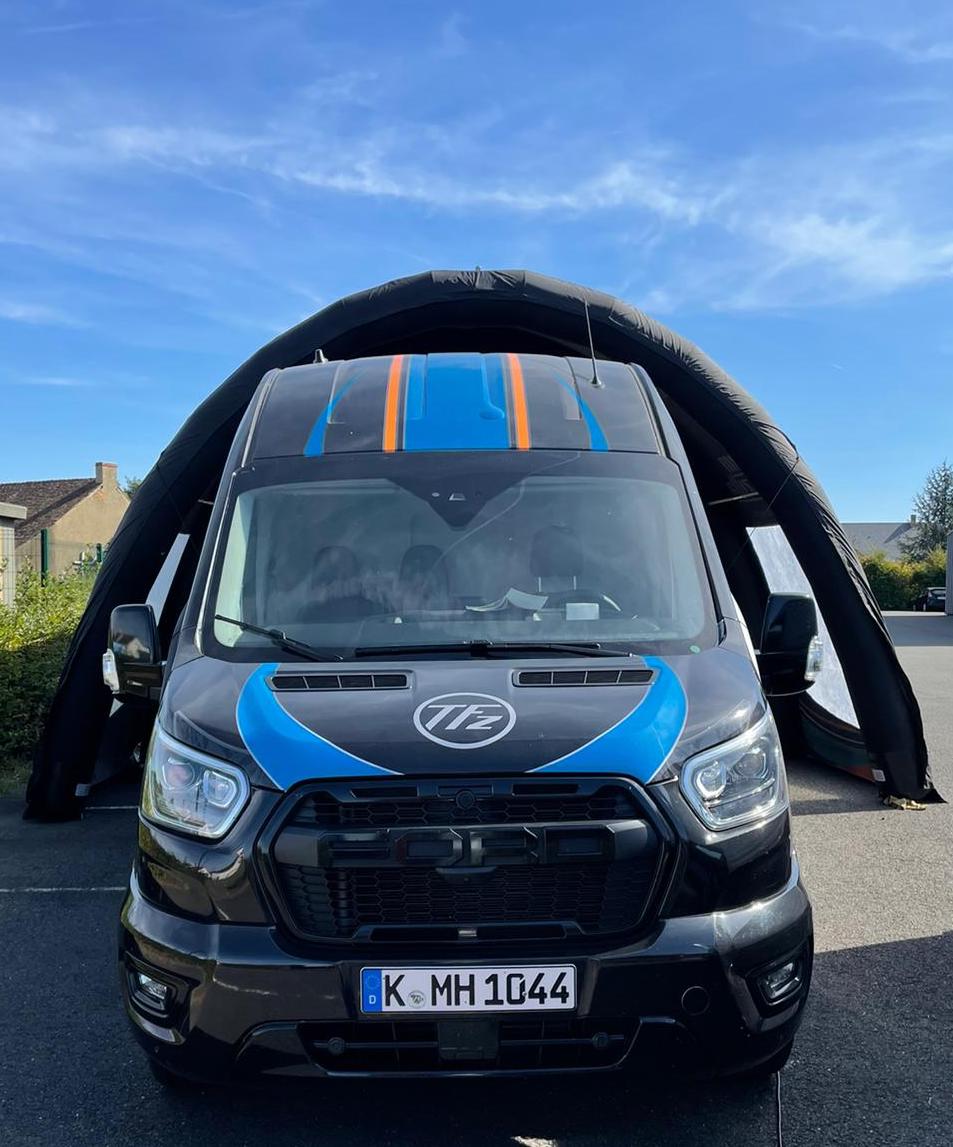louiscarlVIgnon's tweet photo. 3/5 Le van utilitaire de Ford est conçu pour être accessible à tous les joueurs grâce à un élévateur pour fauteuils roulants, une rampe dépliante pour faciliter l'entrée et la sortie et des manettes et joysticks adaptés aux différents handicaps.
#CKBD #TransitGaming
⬇️ https://t.co/3U8M6v7wqK
