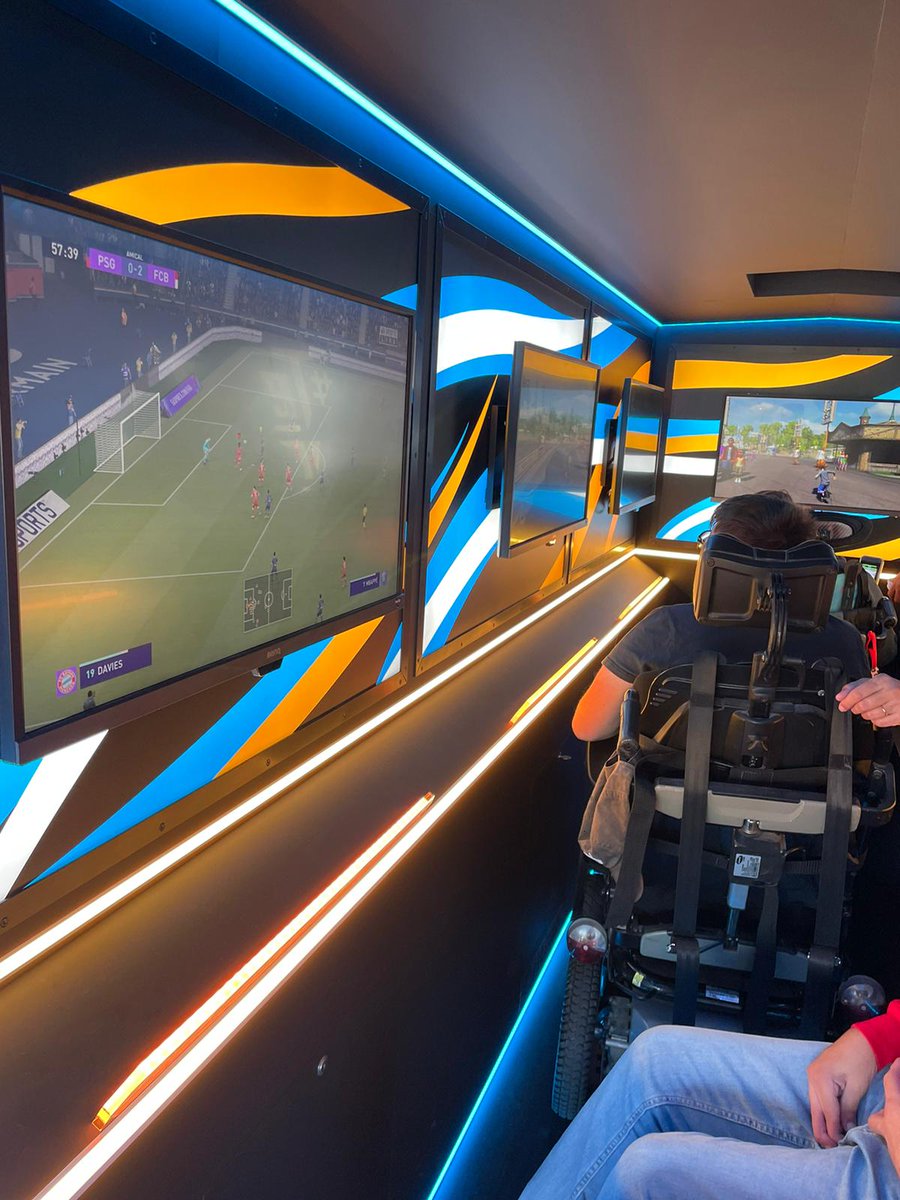 louiscarlVIgnon's tweet photo. 3/5 Le van utilitaire de Ford est conçu pour être accessible à tous les joueurs grâce à un élévateur pour fauteuils roulants, une rampe dépliante pour faciliter l'entrée et la sortie et des manettes et joysticks adaptés aux différents handicaps.
#CKBD #TransitGaming
⬇️ https://t.co/3U8M6v7wqK