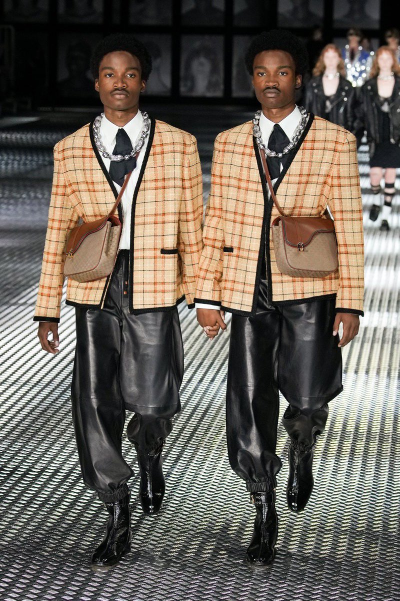 StreetFashion01's tweet photo. Gucci sent Identical Twins down the Runway for their SS23 Collection!🖤 https://t.co/tePGQwy7W9