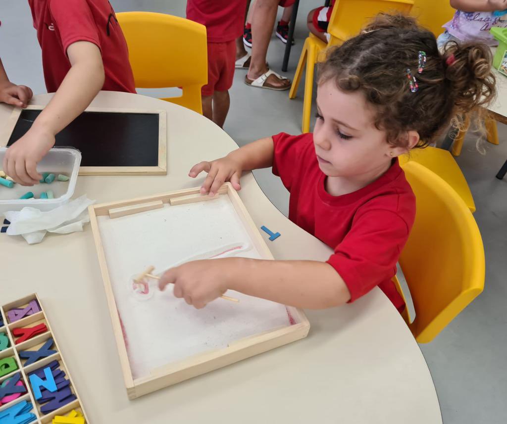 colmonalco's tweet photo. Les Orenetes i els Rossinyols d’Infantil descobrim i aprenem les lletres tot jugant i manipulant amb diverses activitats i materials. 
#infantil #llengua #descobrim
 #manipulem https://t.co/vFYzZZpK9N