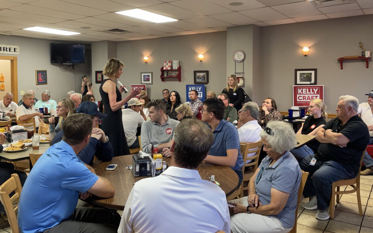 KellyCraftKY's tweet photo. Great crowd and discussion last night at Jackson’s Restaurant in Richmond. #KitchenTableTour https://t.co/tlVCnQfbWC