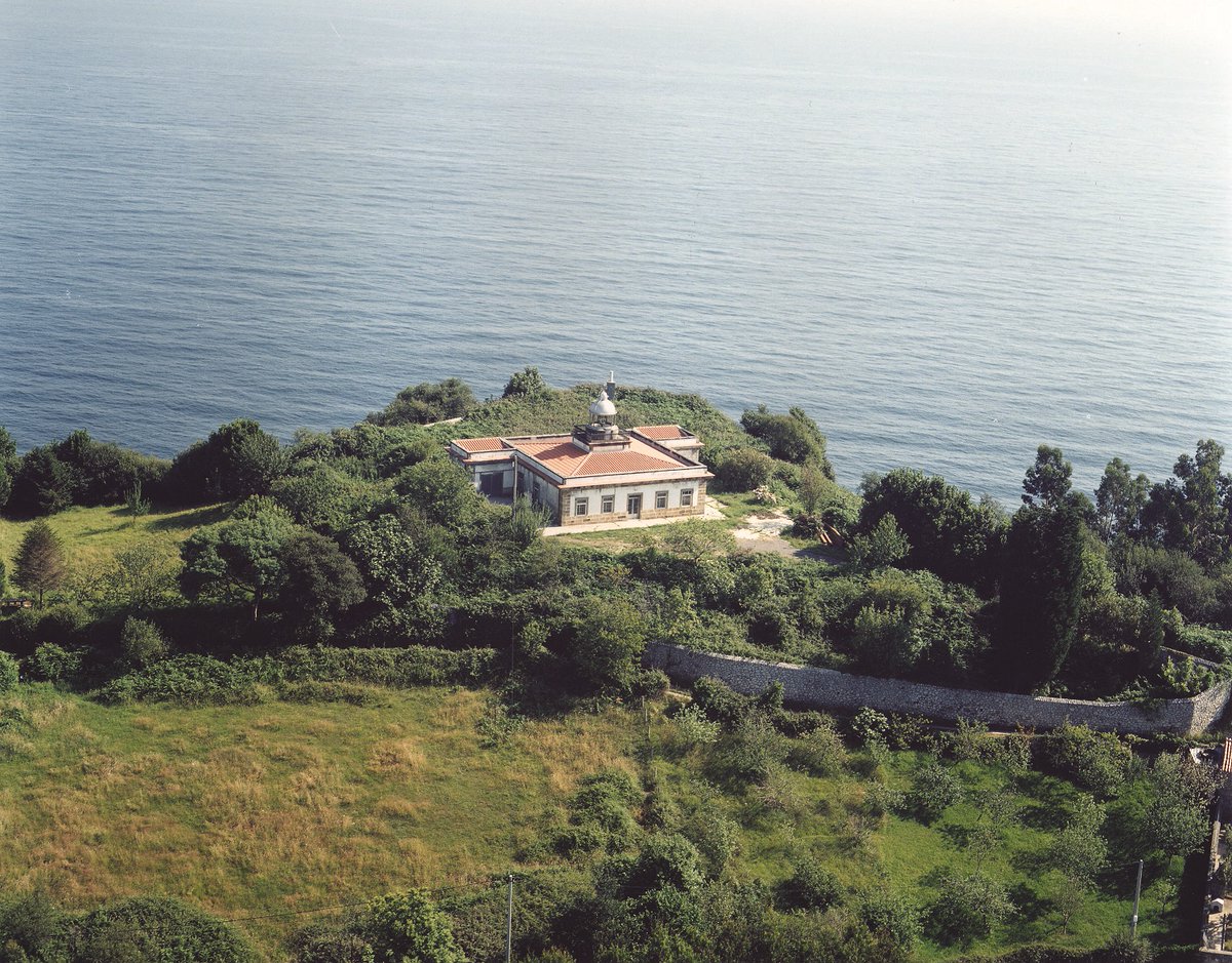 💡 ¿Sabes qué otras funciones tenían los #faros antiguamente? Además de señalar la costa a los navegantes y facilitar la recalada en los puertos, permitían las observaciones meteorológicas, el auxilio a los náufragos, la vigilancia costera y el control marítimo.