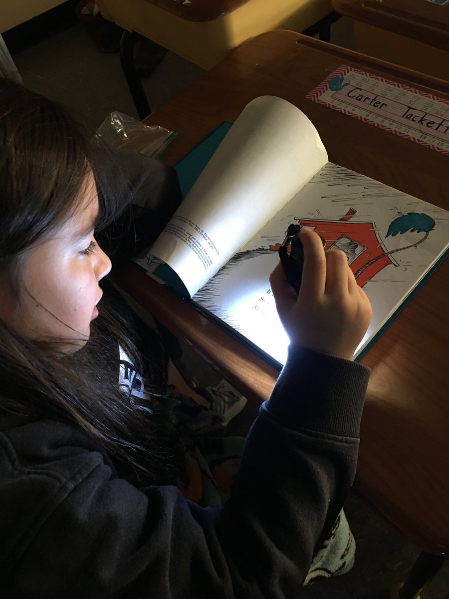 mplummer05's tweet photo. Flashlight Friday Reading in Ms. Decrispino’s room. #PHESPride #AACPSAwesome https://t.co/c50zHNHYbt