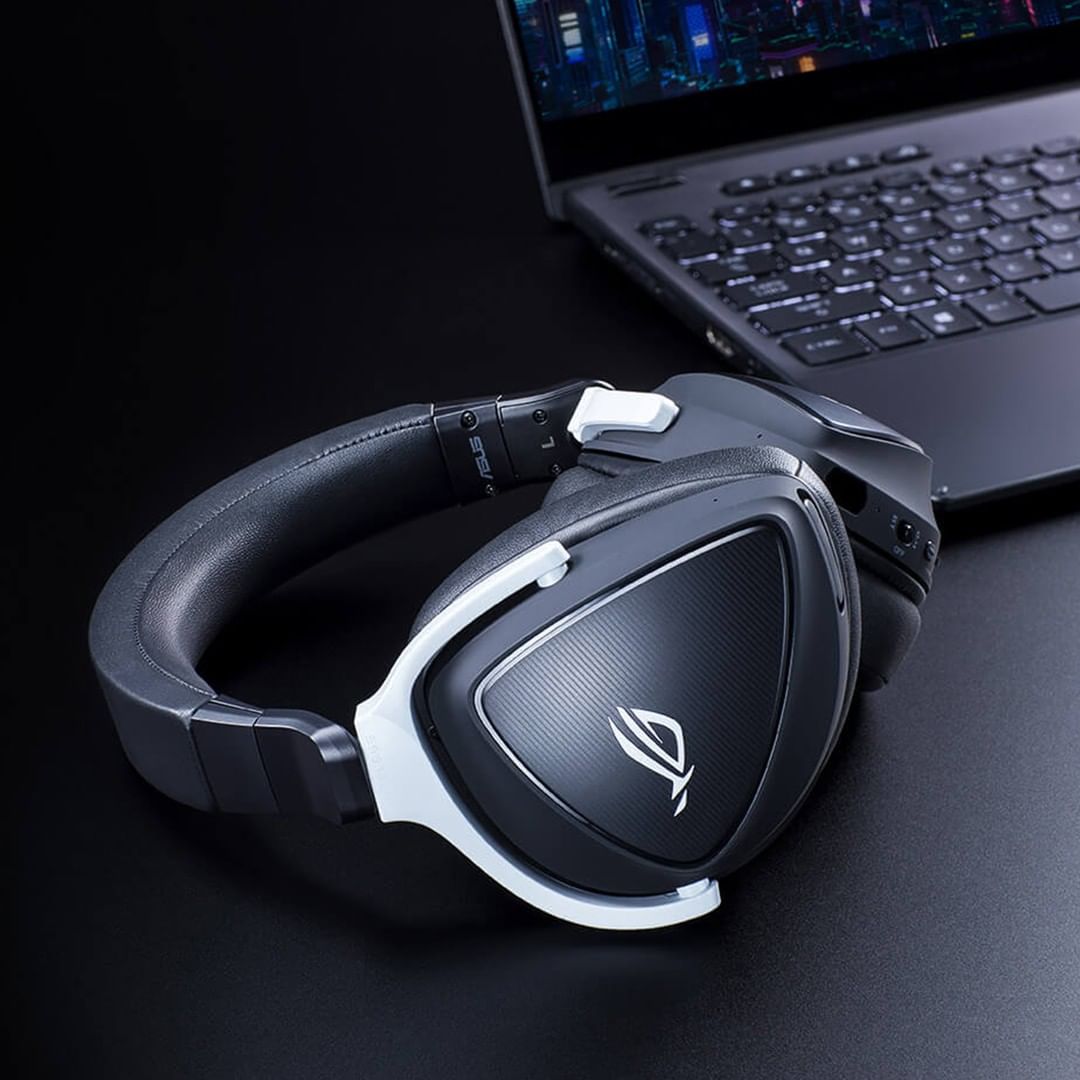 ASUSbyMacMan's tweet photo. ¿Escuchas eso? 👂🎧Los primeros auriculares inalámbricos para juegos ROG de modo dual #ROGDeltaSWireless.
➡️ https://t.co/70qGPCcJMW https://t.co/AprJbvXFxB