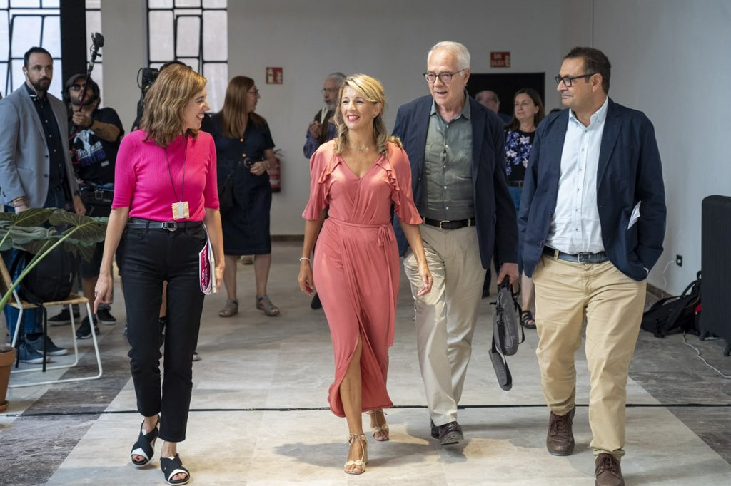 Yolanda_Diaz_'s tweet photo. Los equipos de @Sumar nacen con la vocación de emprender las grandes transformaciones que necesita nuestro país. 

Desde el trabajo colectivo y una mirada larga queremos sentar las bases de un proyecto social, verde y europeo para la próxima década. 

#PorUnNuevoPaís ✨ https://t.co/FLM0BfQnTZ