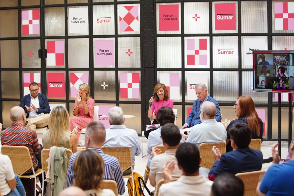 Yolanda_Diaz_'s tweet photo. Los equipos de @Sumar nacen con la vocación de emprender las grandes transformaciones que necesita nuestro país. 

Desde el trabajo colectivo y una mirada larga queremos sentar las bases de un proyecto social, verde y europeo para la próxima década. 

#PorUnNuevoPaís ✨ https://t.co/FLM0BfQnTZ