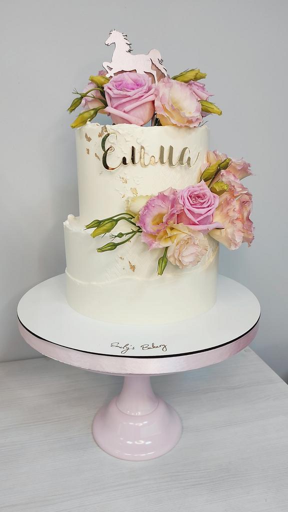 CakesDecor's tweet photo. Christening cake for Emma by Emily's Bakery
https://t.co/FEScHkoFCO
#christeningcake #baptismcake #flowercake #stencilling https://t.co/CsRZav8f0P