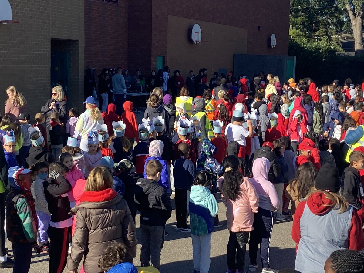DanielAuger15's tweet photo. Today we run for Terry and millions of others affected by cancer. Love you Mom! ❤️❤️❤️
St. FX says, “Let’s finish this fight!”
💪💪💪🇨🇦🇨🇦🇨🇦🇨🇦 https://t.co/9eGchGMvXF