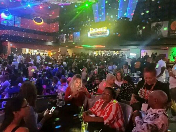ksamusicahabana's tweet photo. Noche memorable la de ayer 🎉
Los Van Van  ✌️✌️de nuevo en la Casa ‼️ qué felicidad para los bailadores 🔥
🚨Y esto solo empieza, el fin de semana promete muchos buenos momentos 🚨 
#enelcorazóndelahabana💖 #sientelamúsica #yason20 #músicacubana @EGREMOFICIAL https://t.co/VqKBMklPDO
