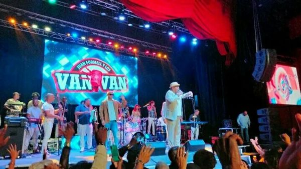 ksamusicahabana's tweet photo. Noche memorable la de ayer 🎉
Los Van Van  ✌️✌️de nuevo en la Casa ‼️ qué felicidad para los bailadores 🔥
🚨Y esto solo empieza, el fin de semana promete muchos buenos momentos 🚨 
#enelcorazóndelahabana💖 #sientelamúsica #yason20 #músicacubana @EGREMOFICIAL https://t.co/VqKBMklPDO