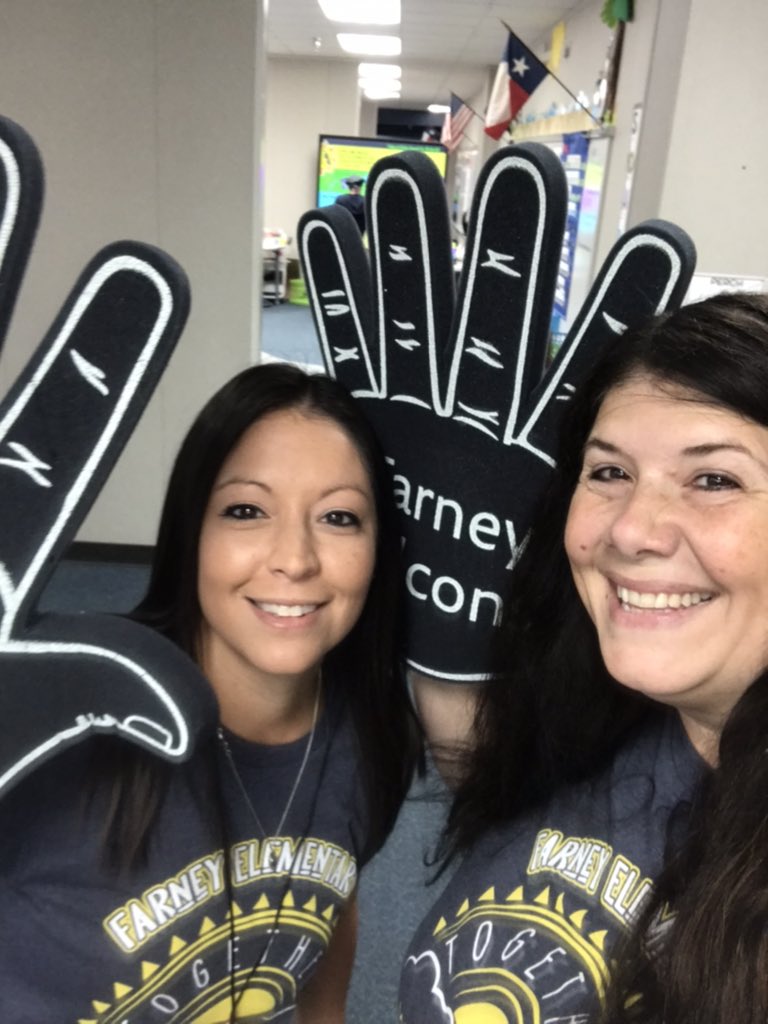 soliz_mrs's tweet photo. High Five Friday at Farney! #cfisdspirit #funatfarney https://t.co/yrKsBQBwKj