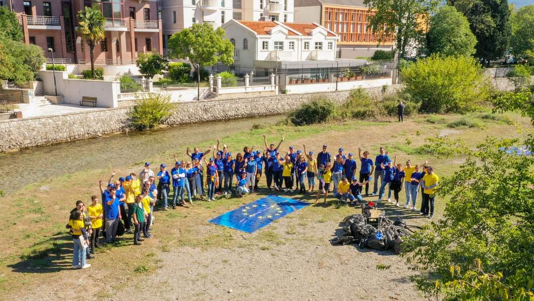 EUAmbME's tweet photo. Combining efficiency with fun! For 5th time, 🇪🇺in🇲🇪 organised the #EUBeachCleanUp! We cleaned Ribnica river🏞 in front of our office. Thanks to 🇪🇺embassies &amp;young 🇪🇺 ambassadors #YEAs who joined us!
Let us together protect beautiful Montenegro🇲🇪 &amp; its nature 🧹🌍🌱💛🌊
#EUzaCG https://t.co/r1Essq7QZ4