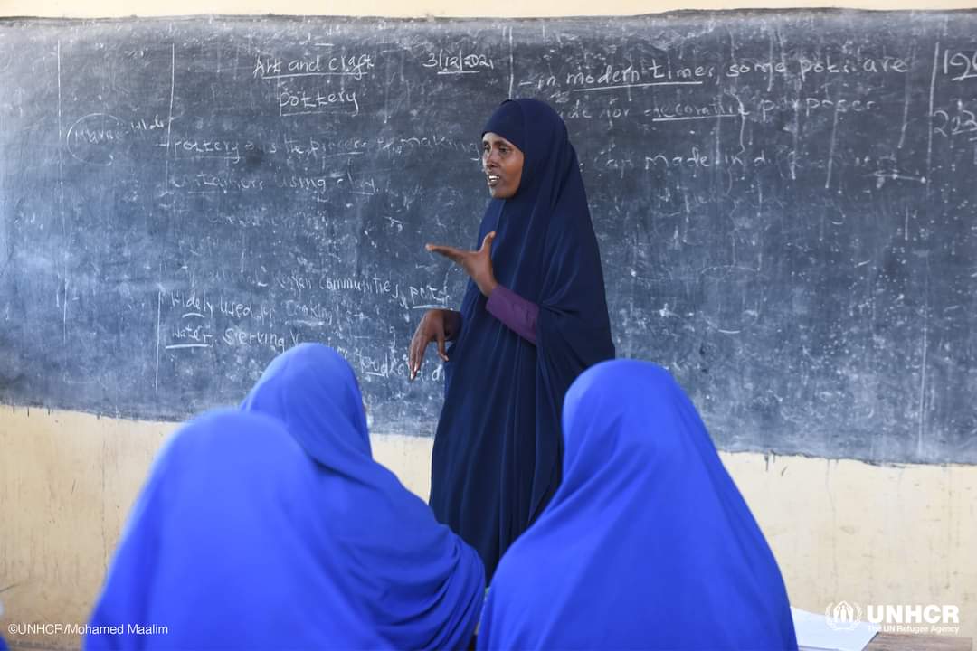 IbrahimGabow6's tweet photo. On International Day of #SignLanguages, we celebrate with Amina, a Somali refugee teacher and her students in Dadaab.
She has relied on sign language to communicate with refugee students living with hearing impairments for the last 9 years. https://t.co/6Ip0NGA8iA