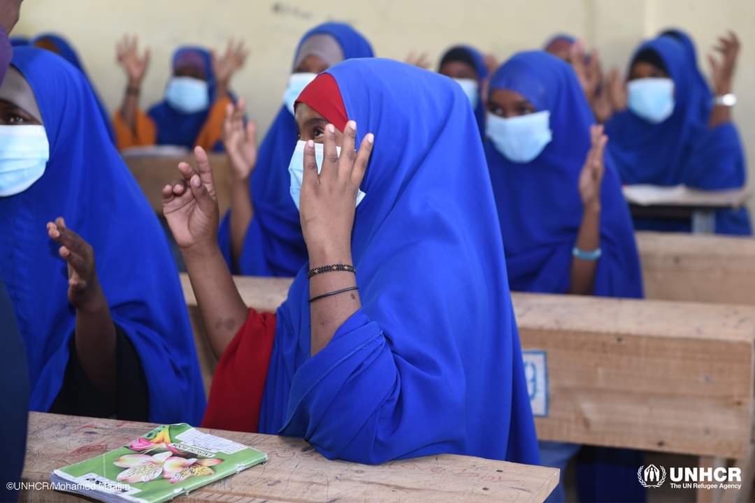 IbrahimGabow6's tweet photo. On International Day of #SignLanguages, we celebrate with Amina, a Somali refugee teacher and her students in Dadaab.
She has relied on sign language to communicate with refugee students living with hearing impairments for the last 9 years. https://t.co/6Ip0NGA8iA