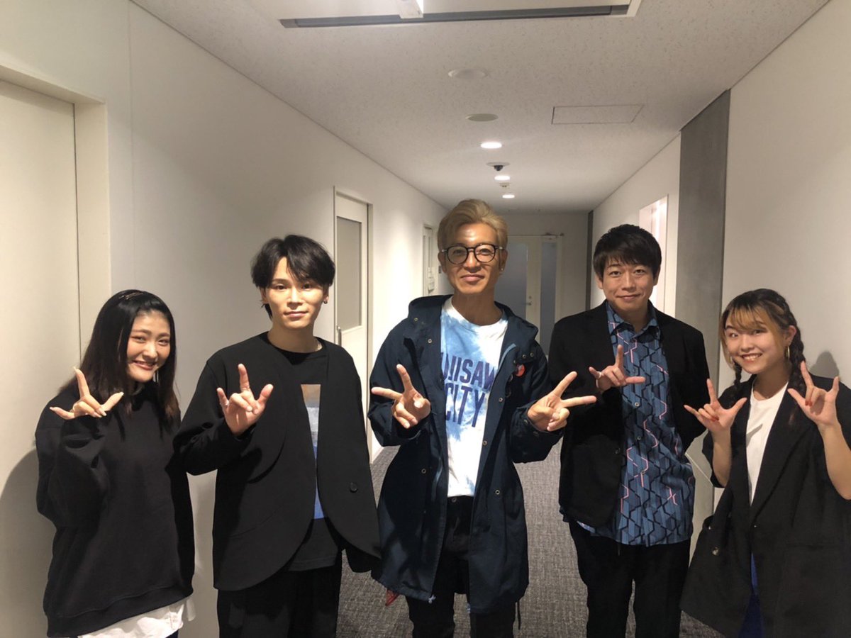 shingohandsign's tweet image. 雨天の為藤沢市役所でイベントでした！
江ノ島のシーキャンドルの中継をみんなで
見ながらカウントダウンして綺麗なブルーに輝きました🤟✨素敵な一日でした☺️
#手言語の国際デー 
#InternationalDayofSignLanguage