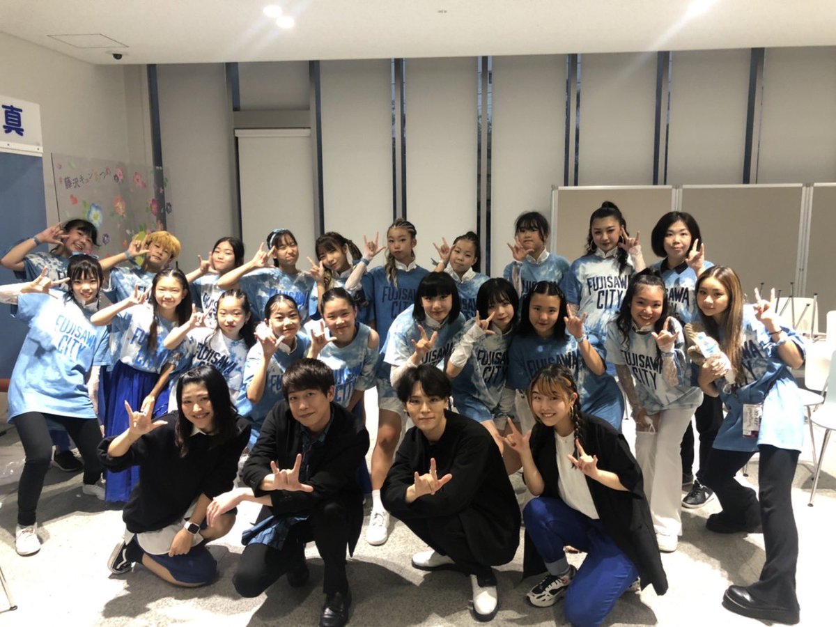 shingohandsign's tweet image. 雨天の為藤沢市役所でイベントでした！
江ノ島のシーキャンドルの中継をみんなで
見ながらカウントダウンして綺麗なブルーに輝きました🤟✨素敵な一日でした☺️
#手言語の国際デー 
#InternationalDayofSignLanguage
