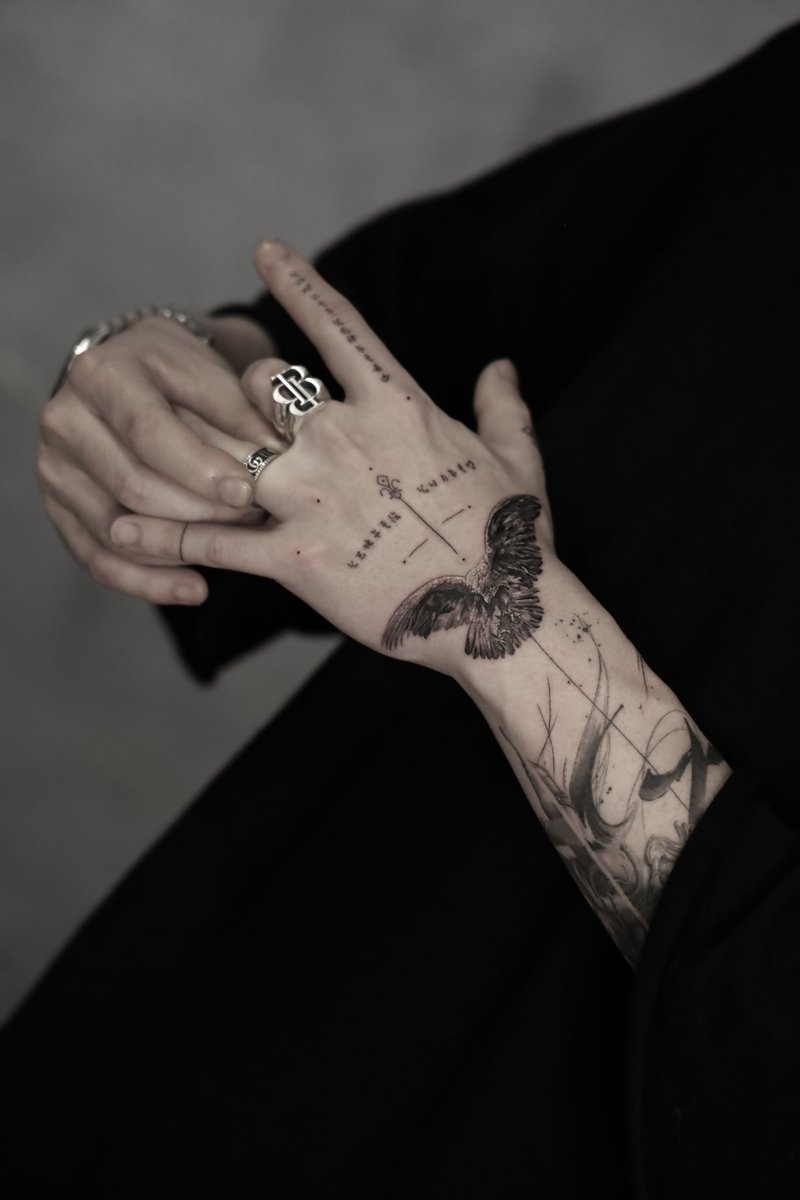 axxxe_eth's tweet photo. 與天地合其德，與日月合其明，
與四時合其序，與鬼神合其吉凶

#tattoo #handtattoo https://t.co/LJorER6kKi
