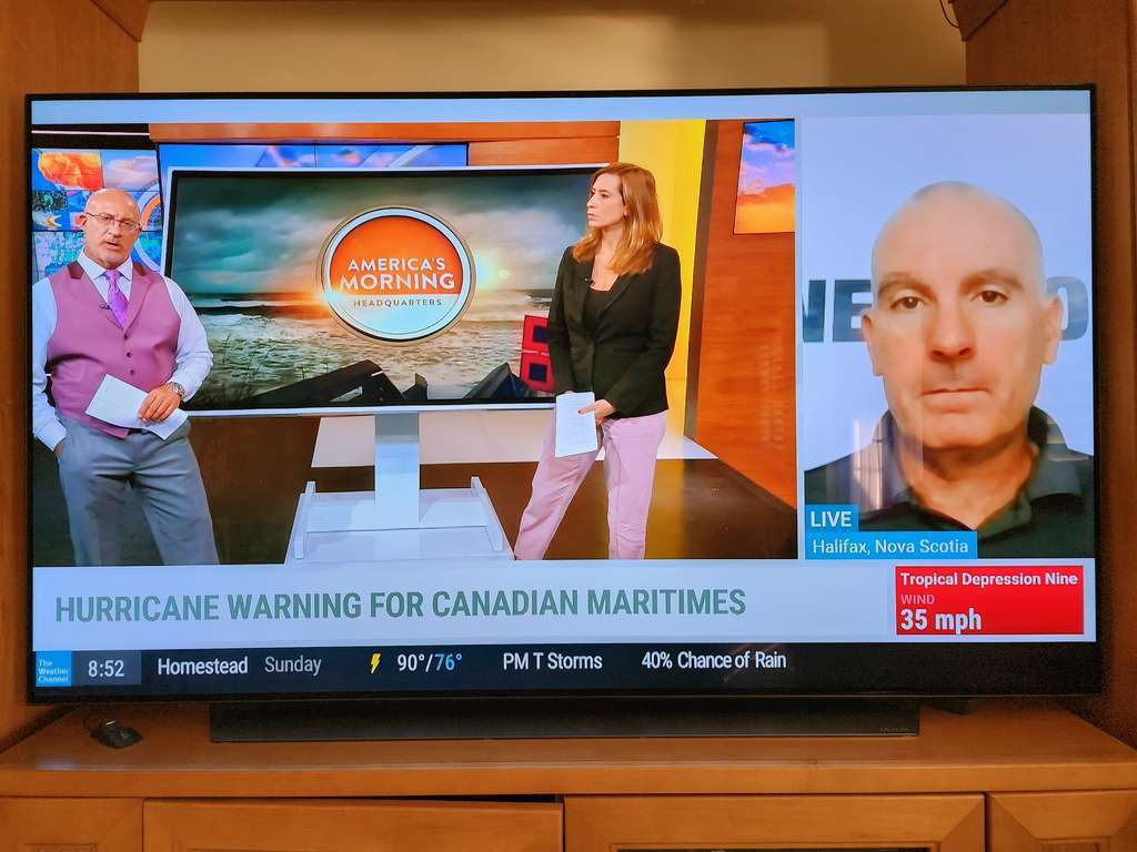 macedo_weather's tweet photo. Great to see good friend & supporter of National Hurricane Conference Amateur Radio Workshop & (@voipwxnet) VE1MBR-Bob Robichaud Warning Preparedness Meteorologist for Canadian Hurricane Centre on TWC this AM for #fiona & upcoming impacts on Canadian Maritimes @jimcantore @amhq https://t.co/vKMsRSDaQt