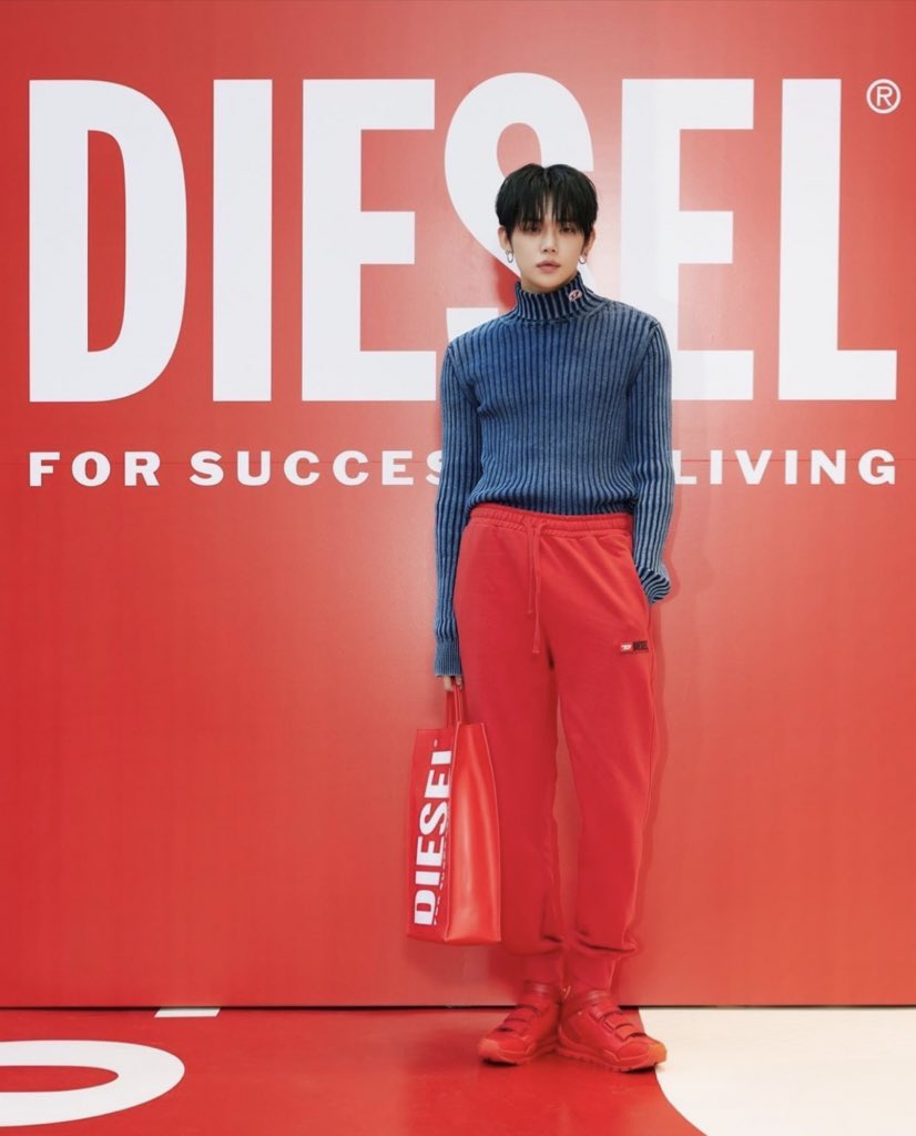 YeonjunTR's tweet photo. Yeonjun (@/yawnzzn) instagram güncellemesi;
"#forsuccessfullliving #dieselfw22"
#TXT_연준 #연준
#TXT_YEONJUN #YEONJUN https://t.co/668ylzohCM