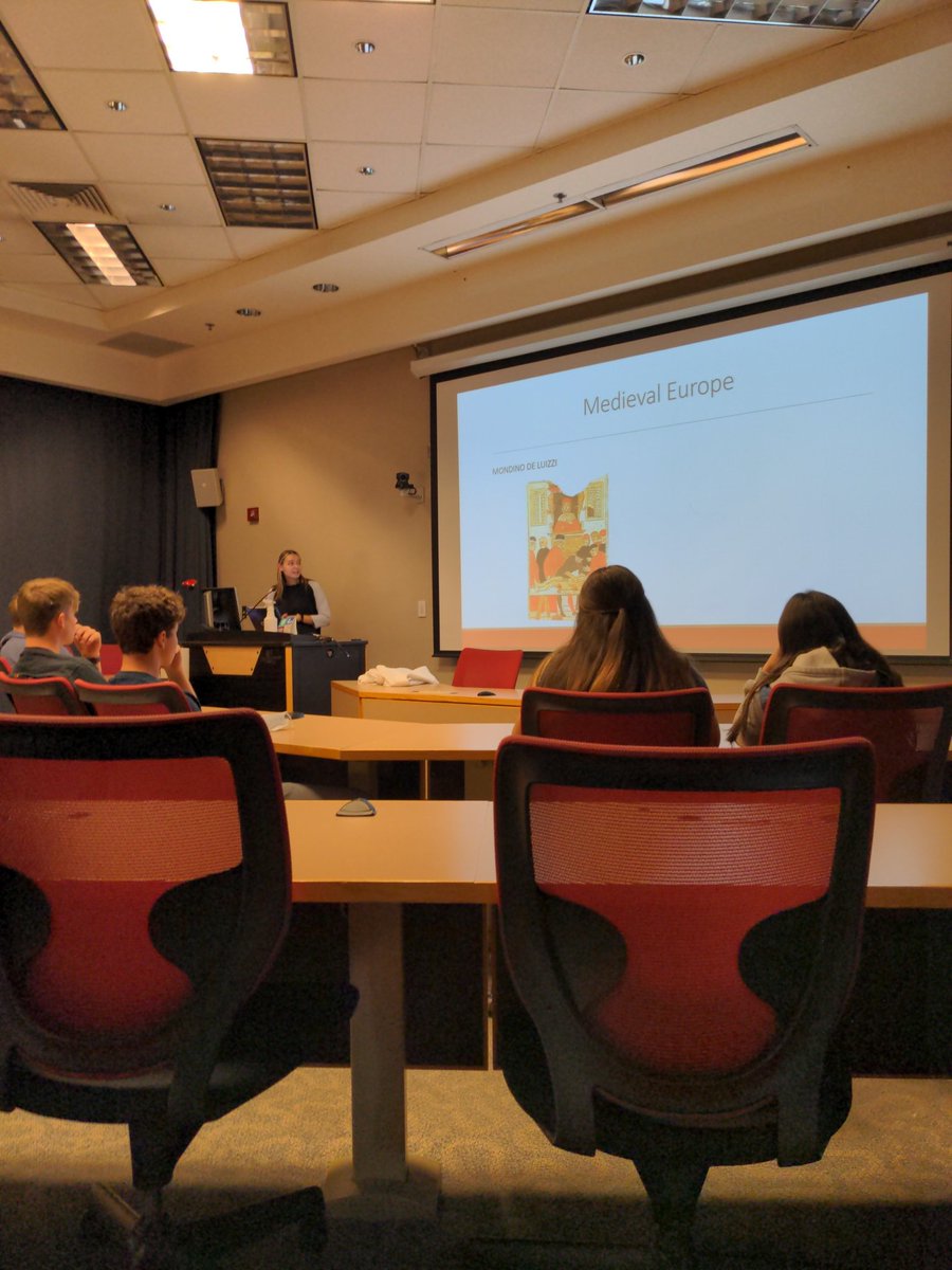 <a href="/IndyAnatEdPhd/">Indianapolis Anatomy Education PhD</a>'s own <a href="/WeccaBisner/">Becca Wisner</a>  kicking off this semester's high school lab tours with the history of dissection 🔪🫀 #anated #meded #scienceoutreach #futureHCPs