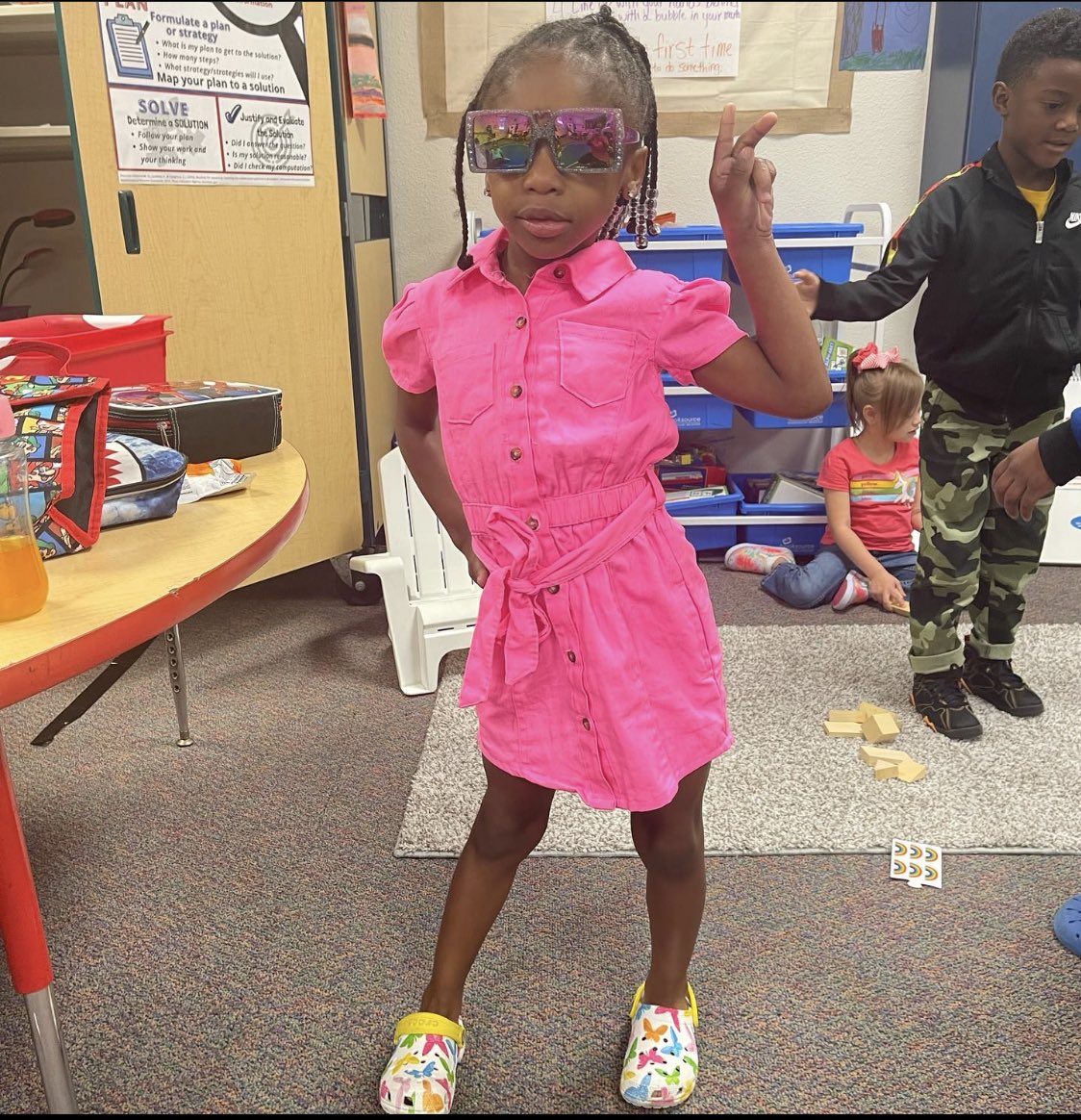 KiKisClassroom's tweet photo. "Shine Bright with Kindness"
#classof2035 #kindergarten #blackeducators #collegiateacademy @DuncanvillelSD
@Alexander_Elem
#TeamingUpForSuccess
#WeAreDville #WinTheDay #DvilleAllin https://t.co/JQObohOCkP