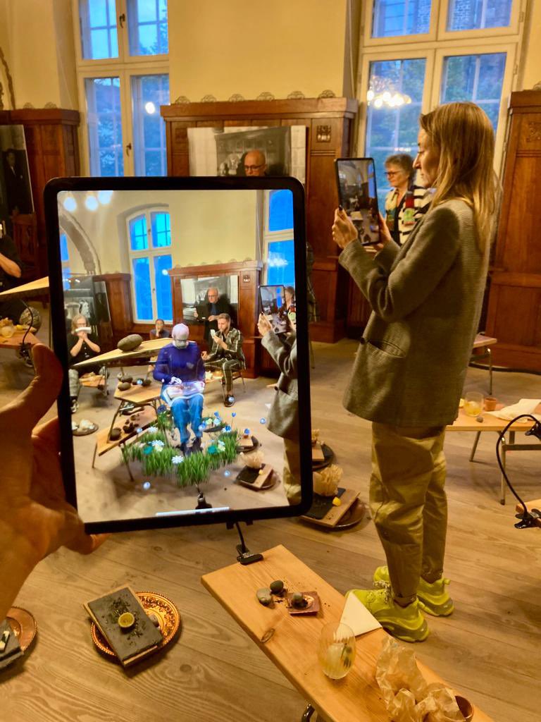 sommerane's tweet photo. Fantastisk åbning i går af udstillingen Portrait // @BirgitteQ af @tjrnhj - vild udfordring af hvem der bliver til statuer i det offentlige rum, hvordan vi forbruger og hvordan vi spiser sammen og alene. På @konmuseum i dag og i morgen 👉🏼 https://t.co/7kNwuNIjmU #dkkultur https://t.co/kywgjNJKsi
