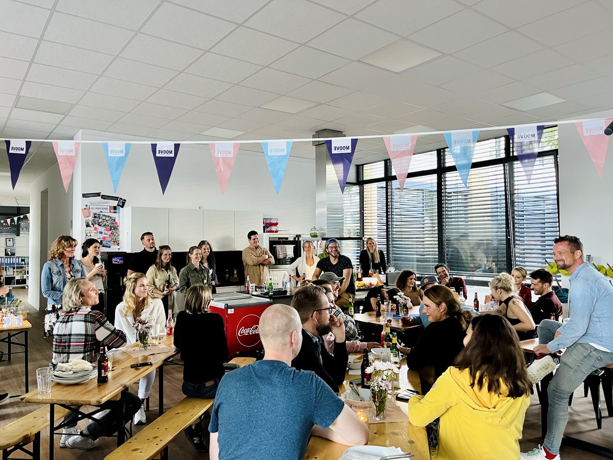 Unser MOOVE #Sommerfest ist nun eine Woche her &amp; wir können stolz sagen, dass wir uns wie eine kleine Familie fühlen - besonders in diesen Momenten. Wenn wir gemeinsam feiern, das ein oder andere Bier trinken, gut essen &amp; einfach mal über etwas anderes quatschen als die Arbeit.❤️