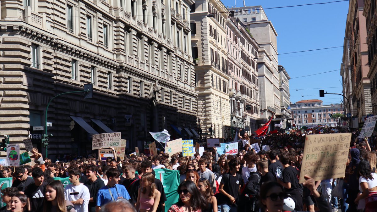 Altra_News's tweet photo. #Roma #23settembre #GlobalClimateStrike #FridaysForFuture #ClimateStrike #peoplenotprofits  #ElezioniPolitiche22 https://t.co/6yYABaKu2v