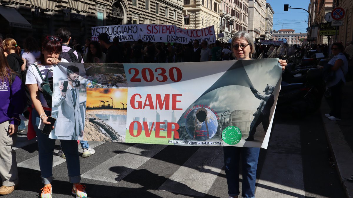 Altra_News's tweet photo. #Roma #23settembre #GlobalClimateStrike #FridaysForFuture #ClimateStrike #peoplenotprofits  #ElezioniPolitiche22 https://t.co/6yYABaKu2v